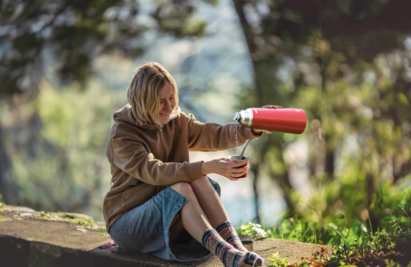 imagen de chica tomando mate con el etermo